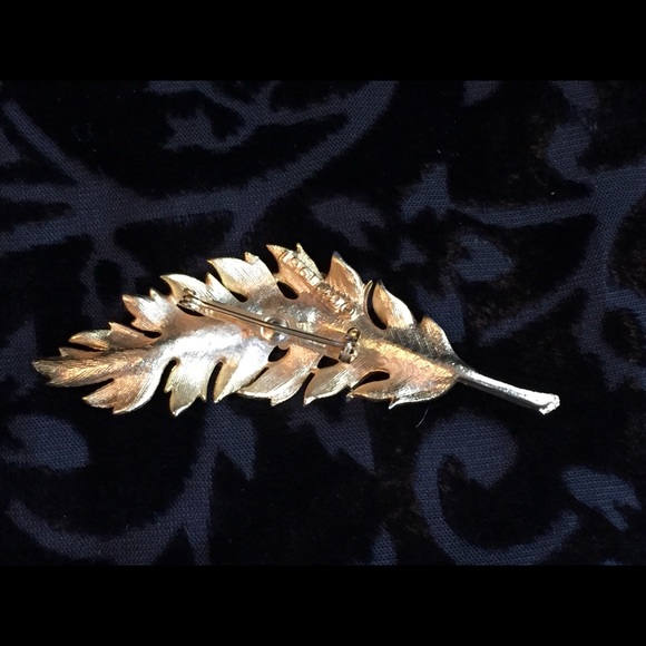 Vintage Coro Signed Gold Tone Brooch - Picture 2 of 5